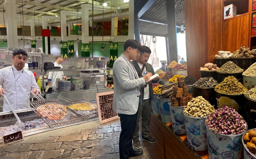 現地市場・飲食店の視察の様子